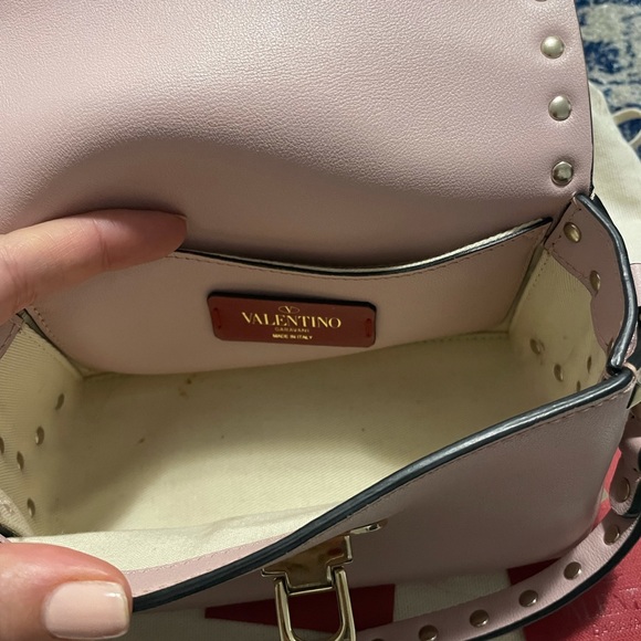 VALENTINO GARAVANI
Mini Rockstud Calfskin Crossbody Bag In Water Rose - Picture 6 of 8